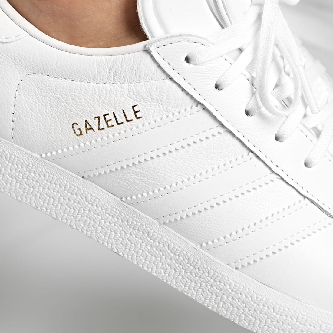 Adidas Originals - Baskets Gazelle BB5498 Footwear White Gold Metallic - LaBoutiqueOfficielle.com