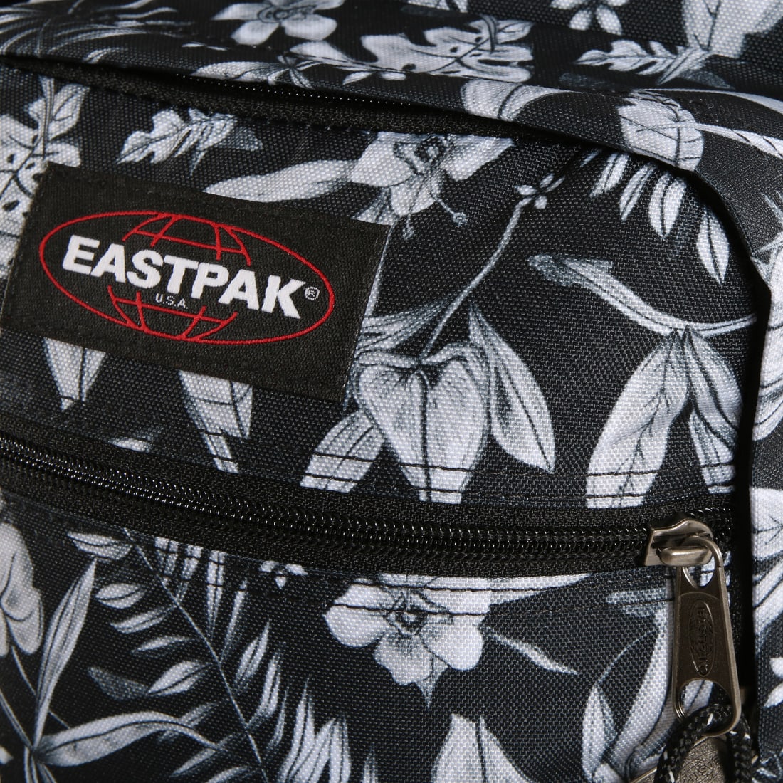 Eastpak - Sac A Dos Dakota Noir Blanc Gris Floral - LaBoutiqueOfficielle.com