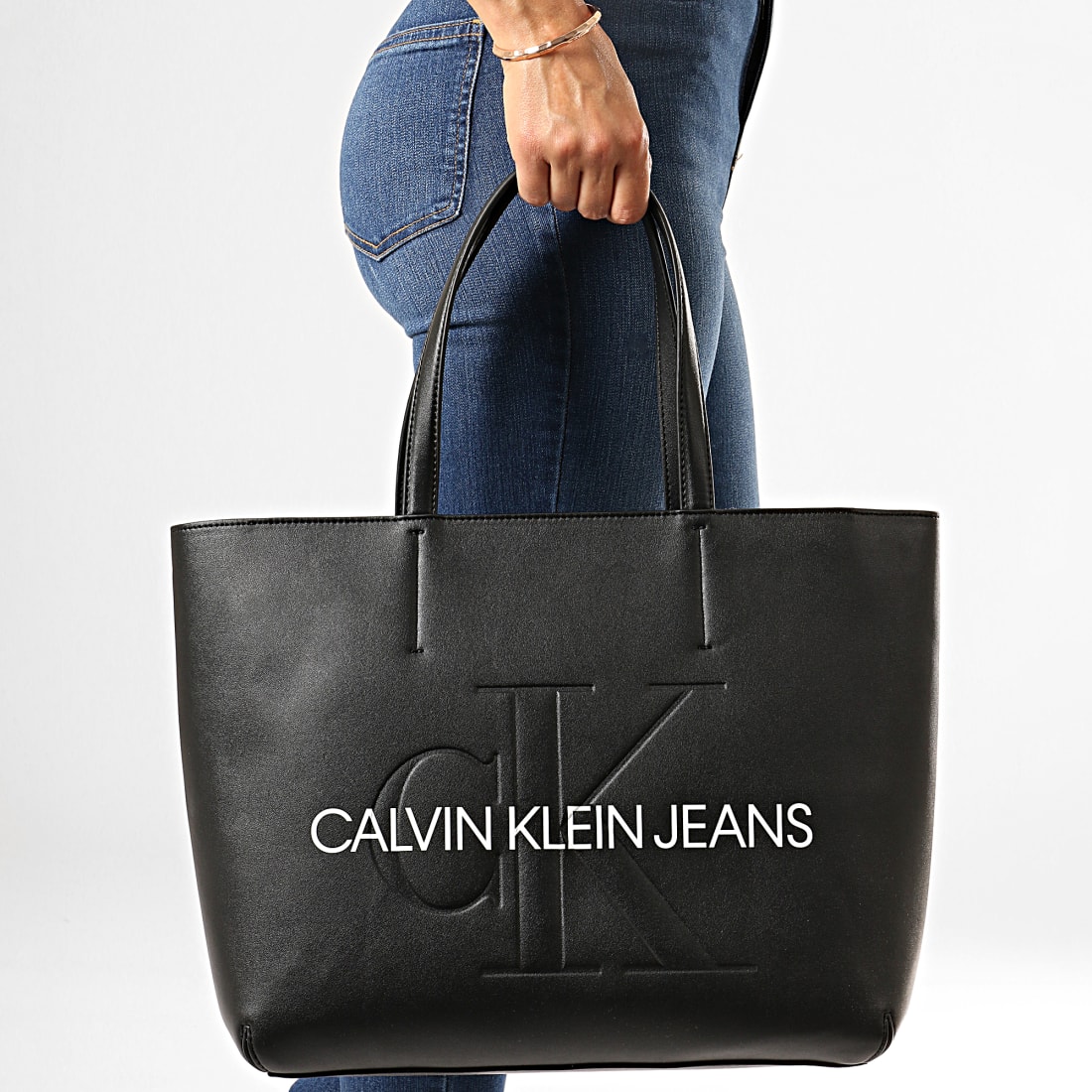 Calvin Klein - Sac A Main Femme Sculpted Monogram 5521 Noir - LaBoutiqueOfficielle.com