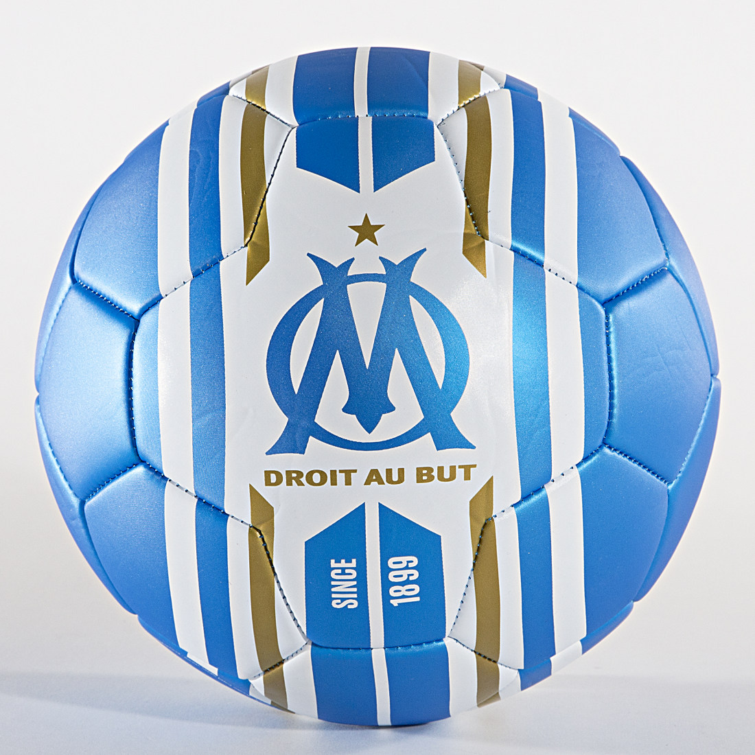 Ballon De Football En Métal Symbolique Sur Socle Fond De Ciel Bleu
