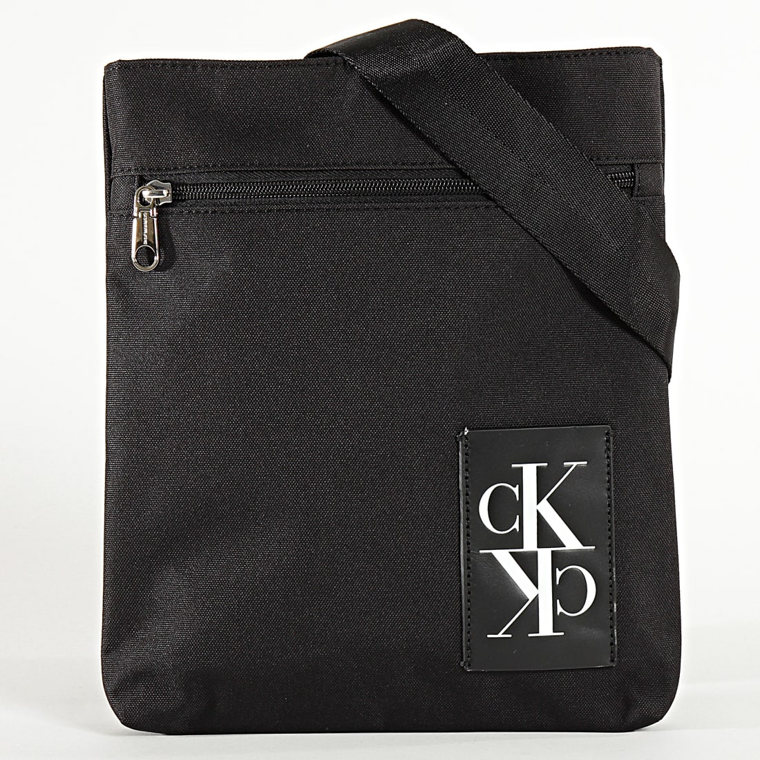 Calvin Klein - Sacoche Sport Essentials Flat 5255 Noir - LaBoutiqueOfficielle.com