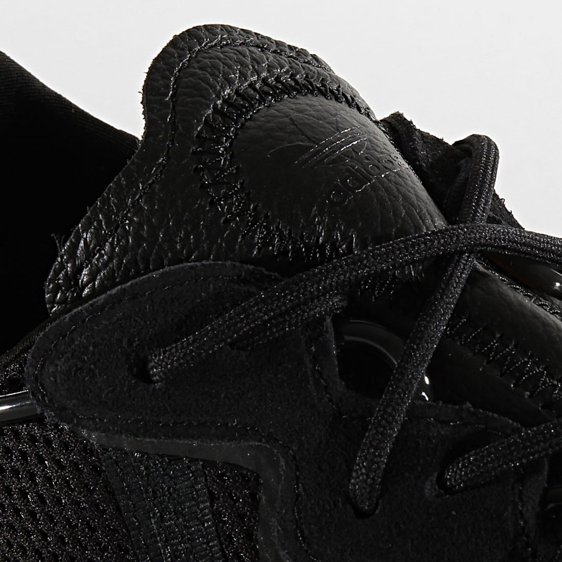 Adidas Originals - Baskets Ozweego EE6999 Core Black Grey Five - LaBoutiqueOfficielle.com