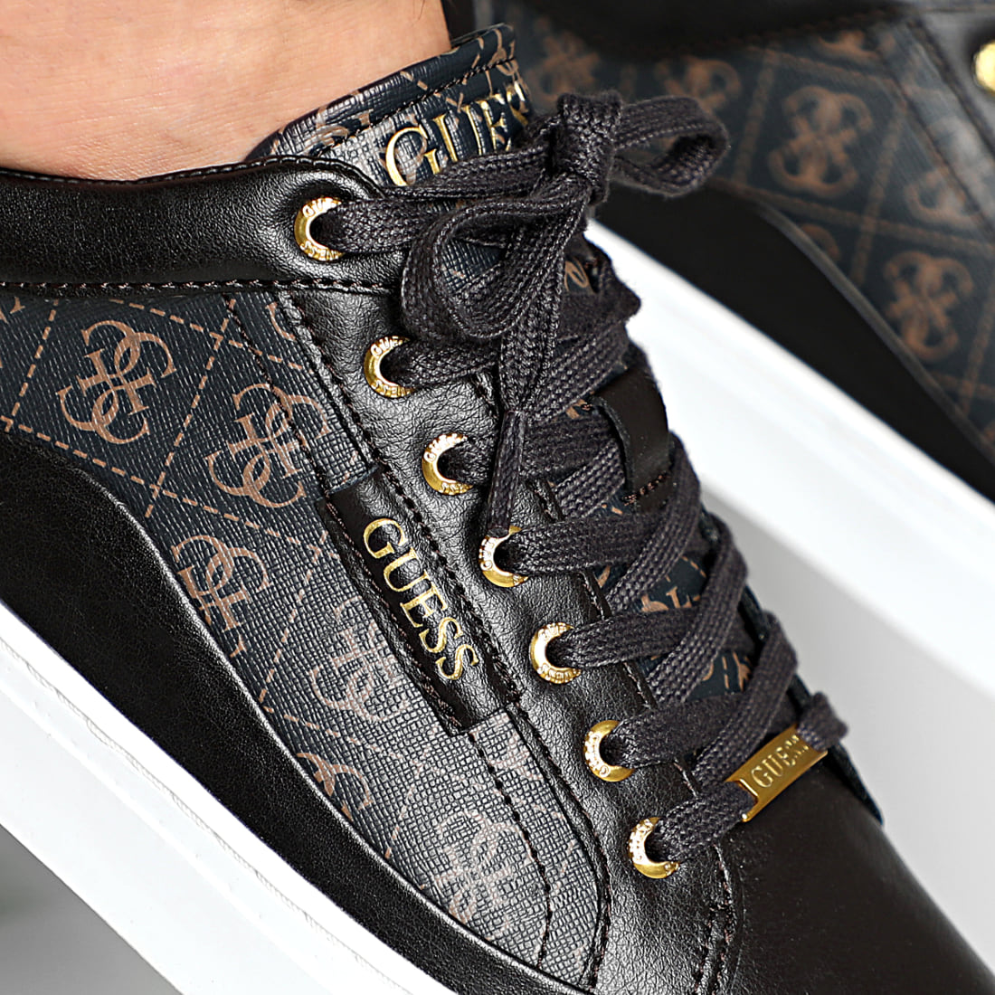 Guess Baskets FM5LARFAL12 Brown