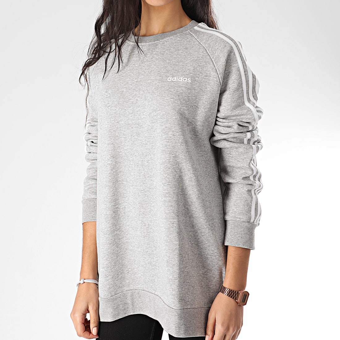 adidas - Sweat Crewneck Femme Oversize A Bandes Essential Boyfriend FN5785  Gris Chiné - LaBoutiqueOfficielle.com
