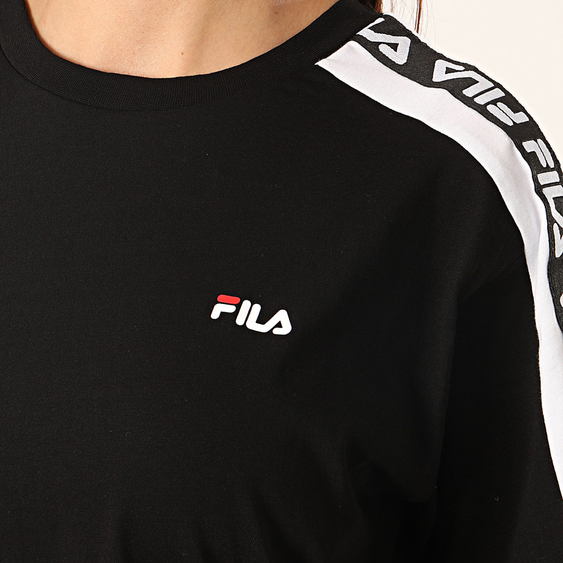 fila noir et rouge