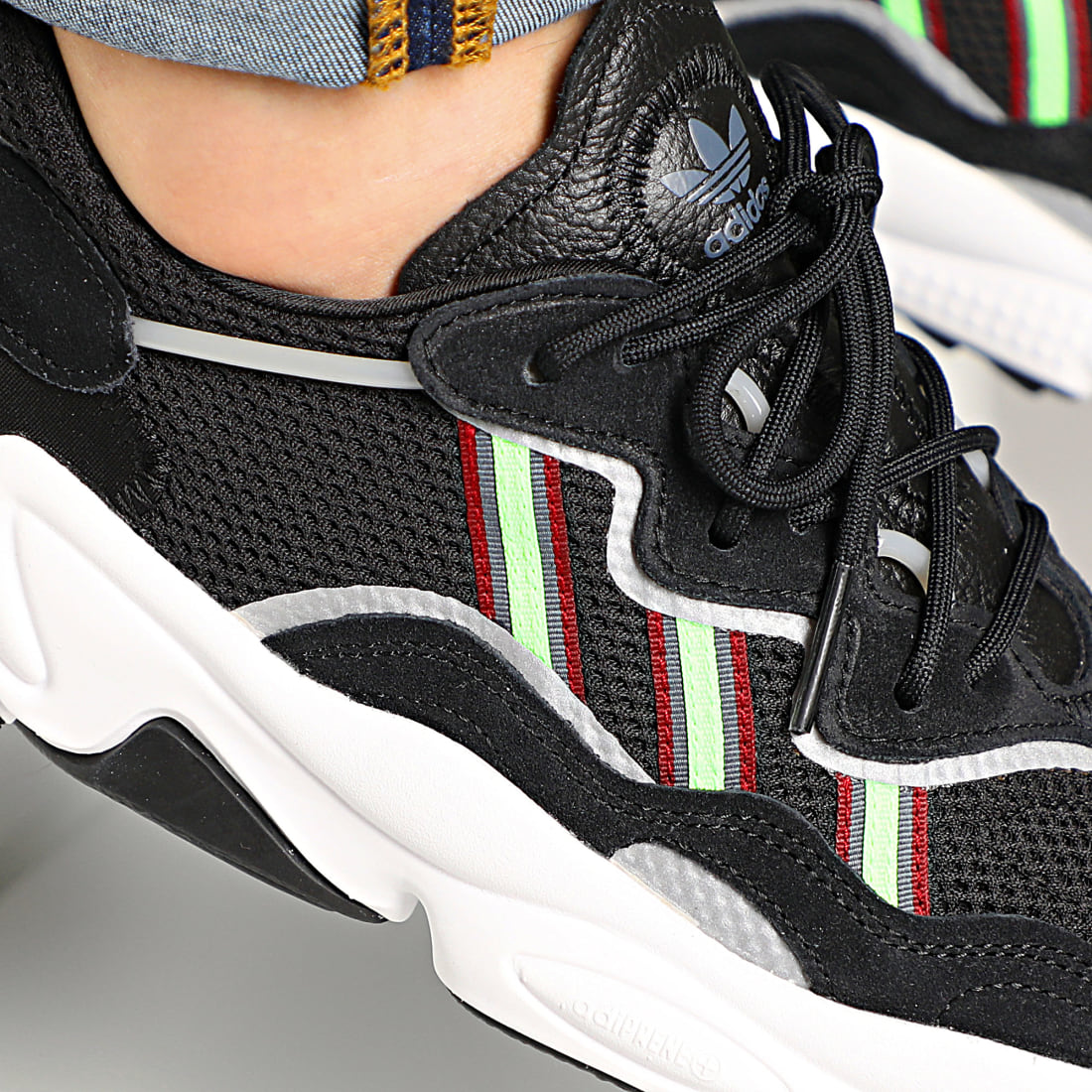 Adidas Originals - Baskets Ozweego EE7002 Core Black Green Onix - LaBoutiqueOfficielle.com
