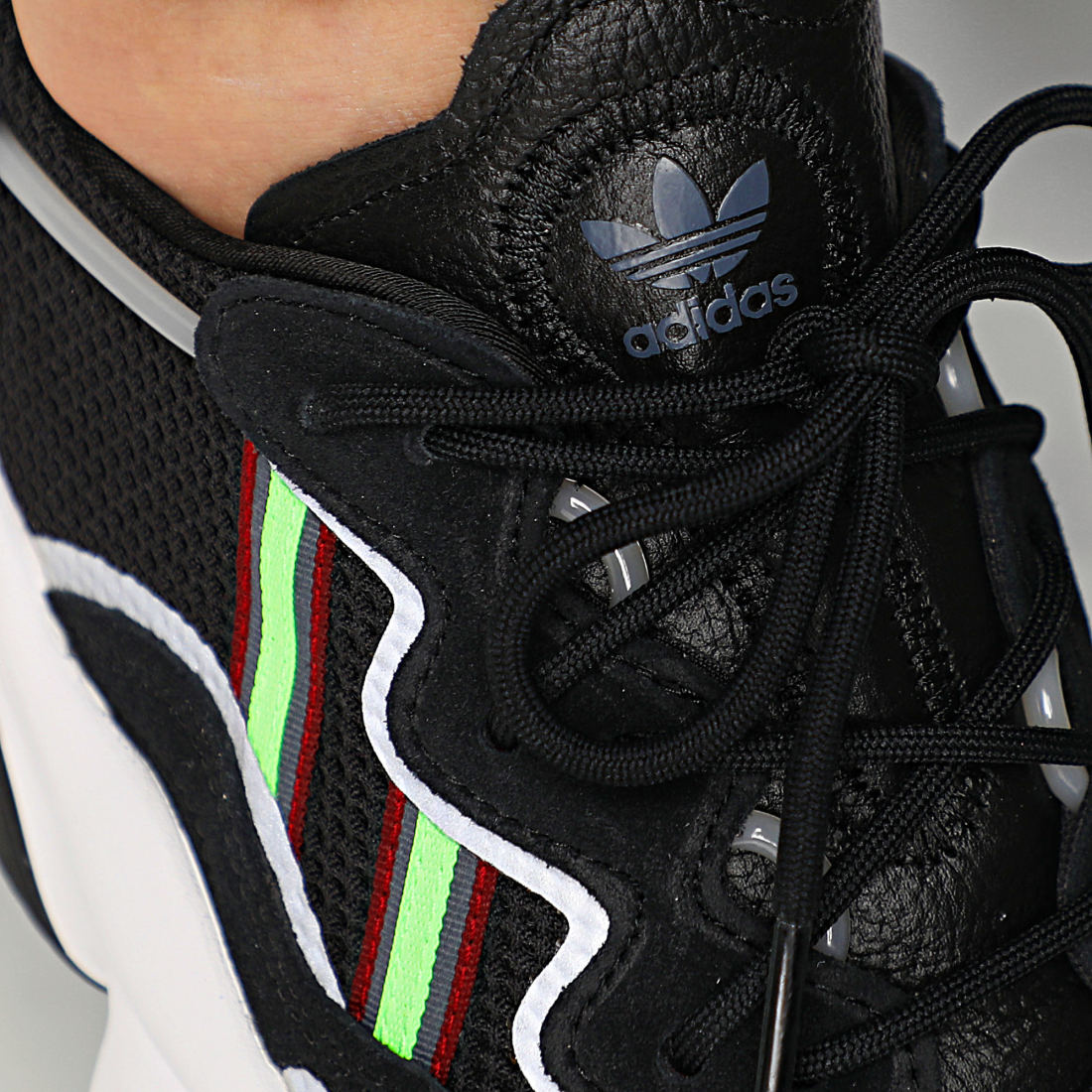 Adidas Originals - Baskets Ozweego EE7002 Core Black Green Onix - LaBoutiqueOfficielle.com