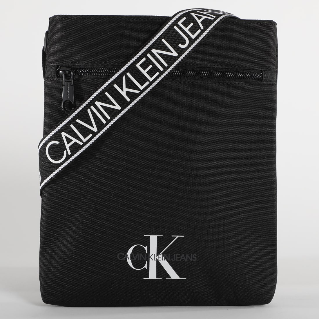 Calvin Klein - Sacoche Flatpack 5815 Noir - LaBoutiqueOfficielle.com