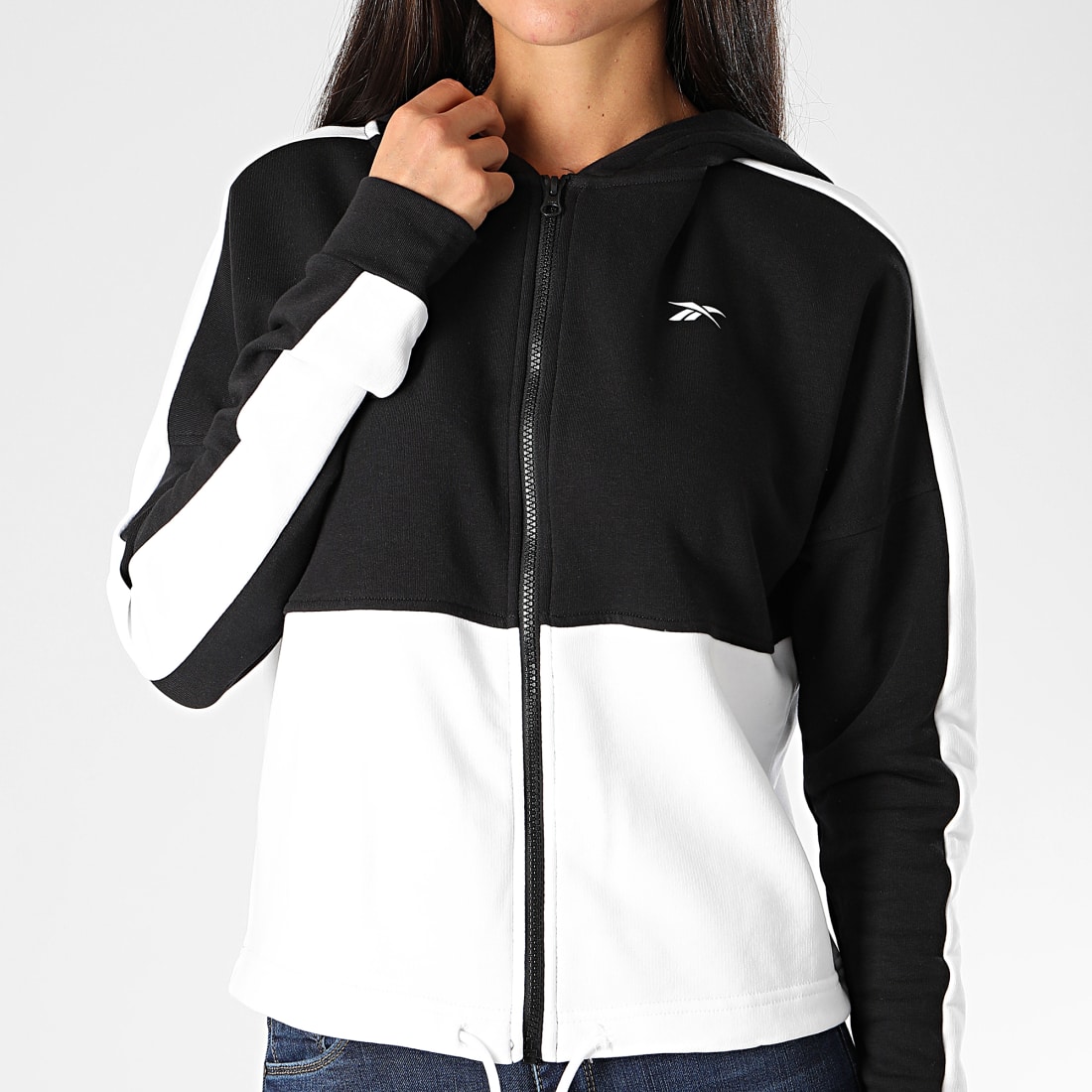 Reebok - Sweat Zippé Capuche Femme A Bandes TE Linear Logo FU2204 Noir  Blanc - LaBoutiqueOfficielle.com