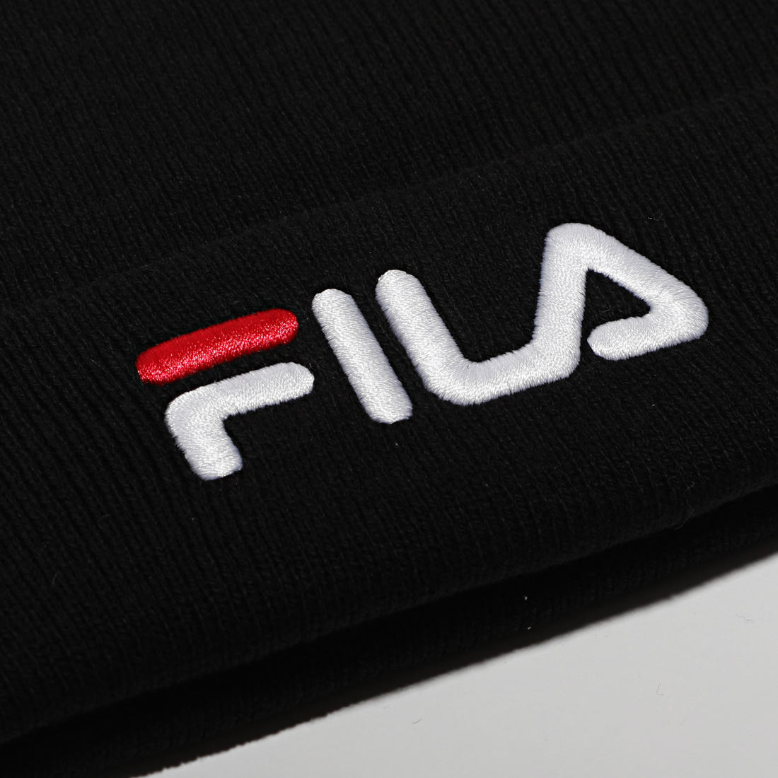 fila noir et rouge
