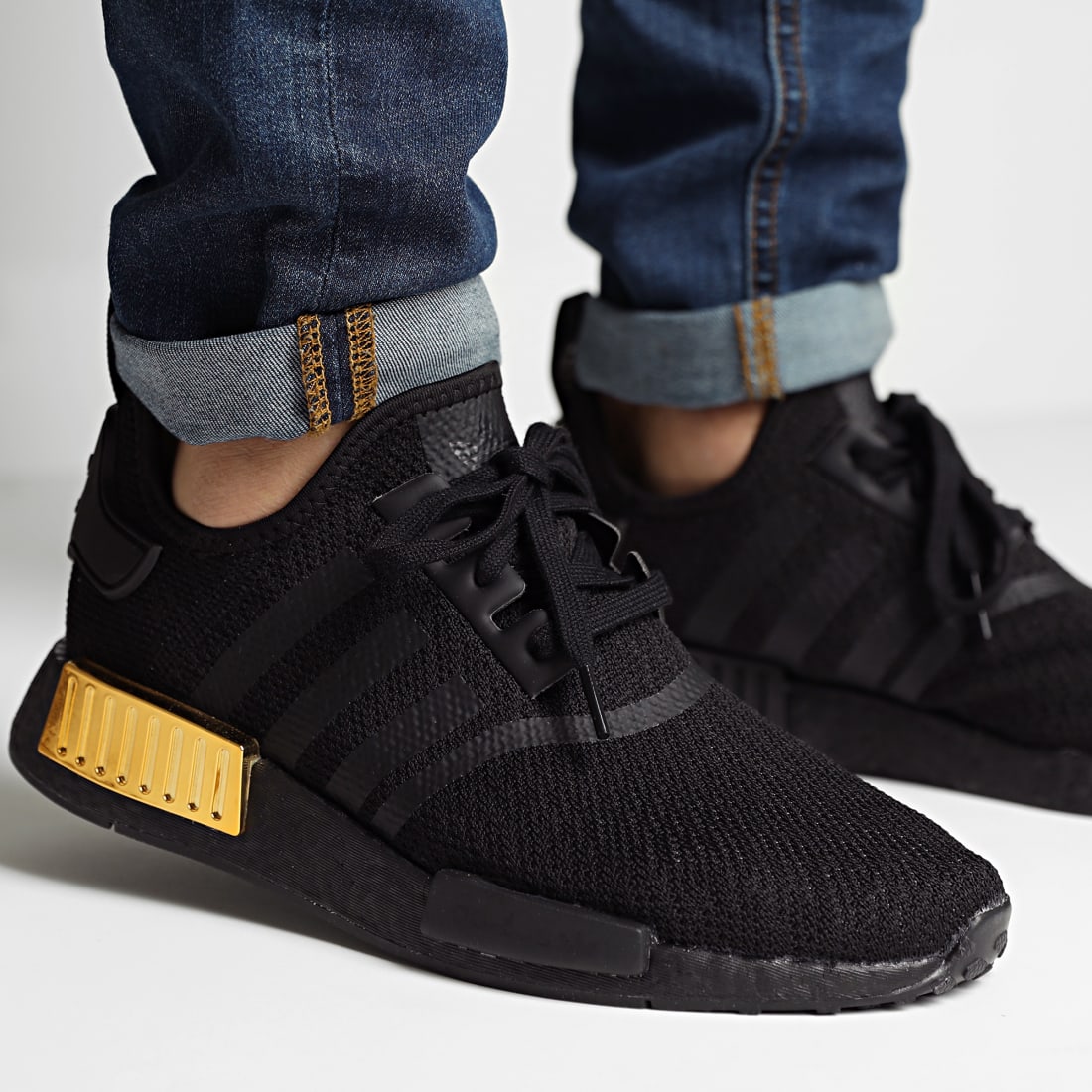 Adidas Originals - Baskets NMD_R1 FV1787 Core Black Core Black Gold Metal - LaBoutiqueOfficielle.com