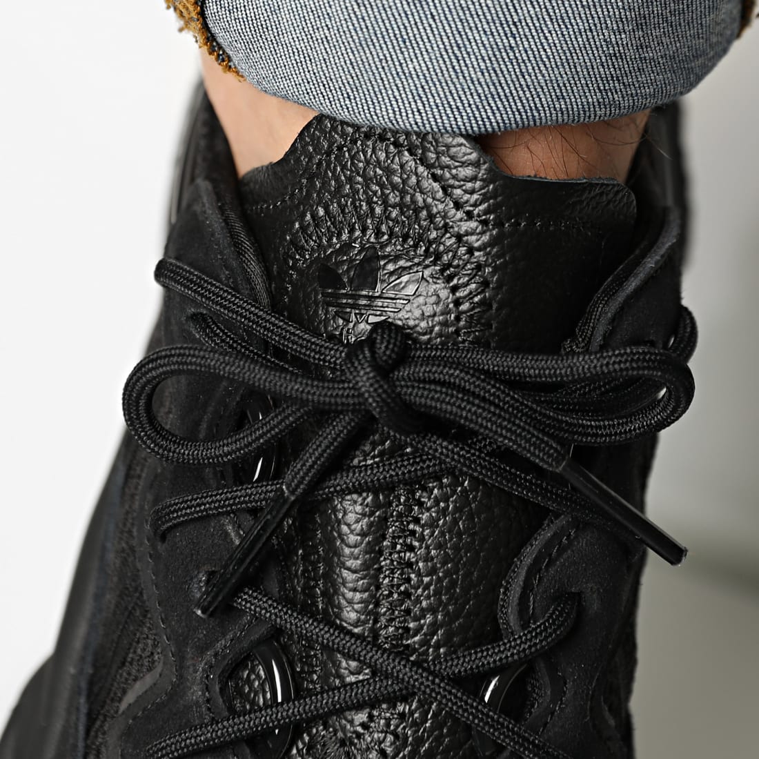 Adidas Originals - Baskets Ozweego EE6999 Core Black GRey Five - LaBoutiqueOfficielle.com
