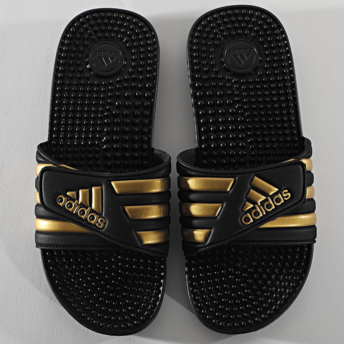 claquette adidas blanche et noir