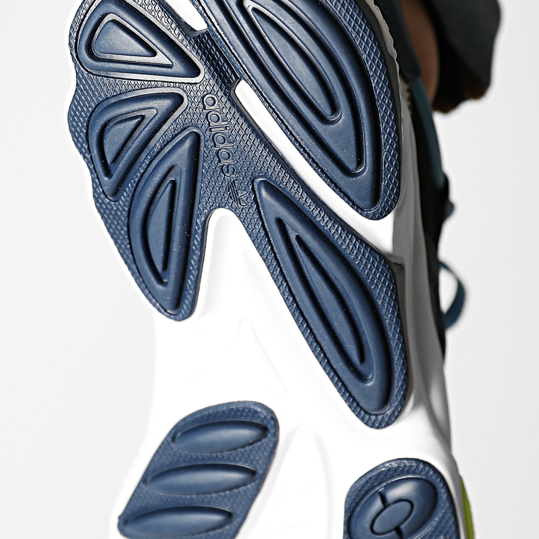 adidas - Baskets Ozweego FX6057 Core Black Crew Navy Frozen Yellow - LaBoutiqueOfficielle.com