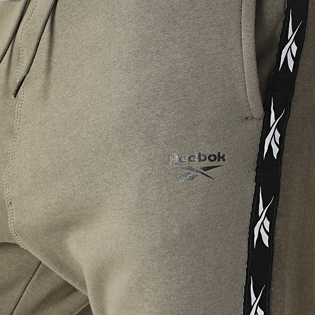 Reebok - Pantalon Jogging A Bandes Training Essential Tape GQ4216 Vert Kaki  - LaBoutiqueOfficielle.com