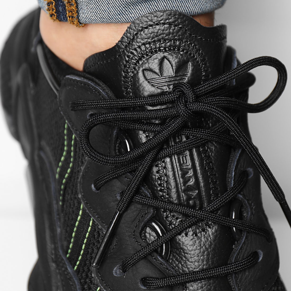 Adidas Originals - Baskets Ozweego GX1054 Core Black Bold Blue - LaBoutiqueOfficielle.com