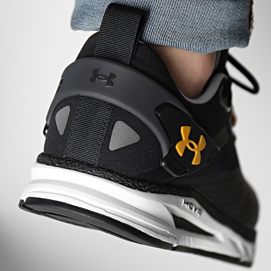 Under Armour Baskets HOVR Flux MVMNT 3025354 Black Grey