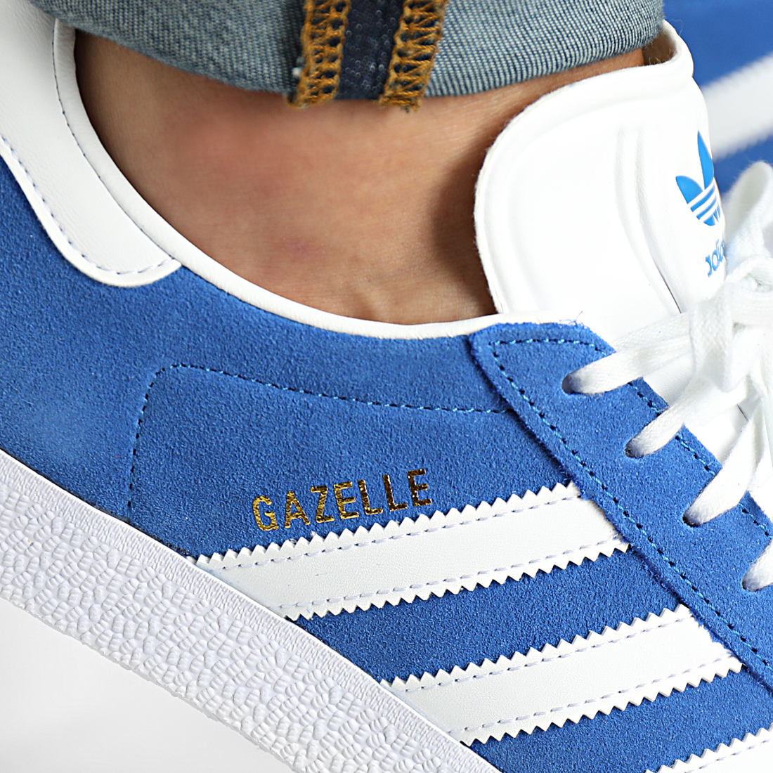 Adidas Originals - Baskets Gazelle GX2207 Blue Cloud White Gold Metallic - LaBoutiqueOfficielle.com