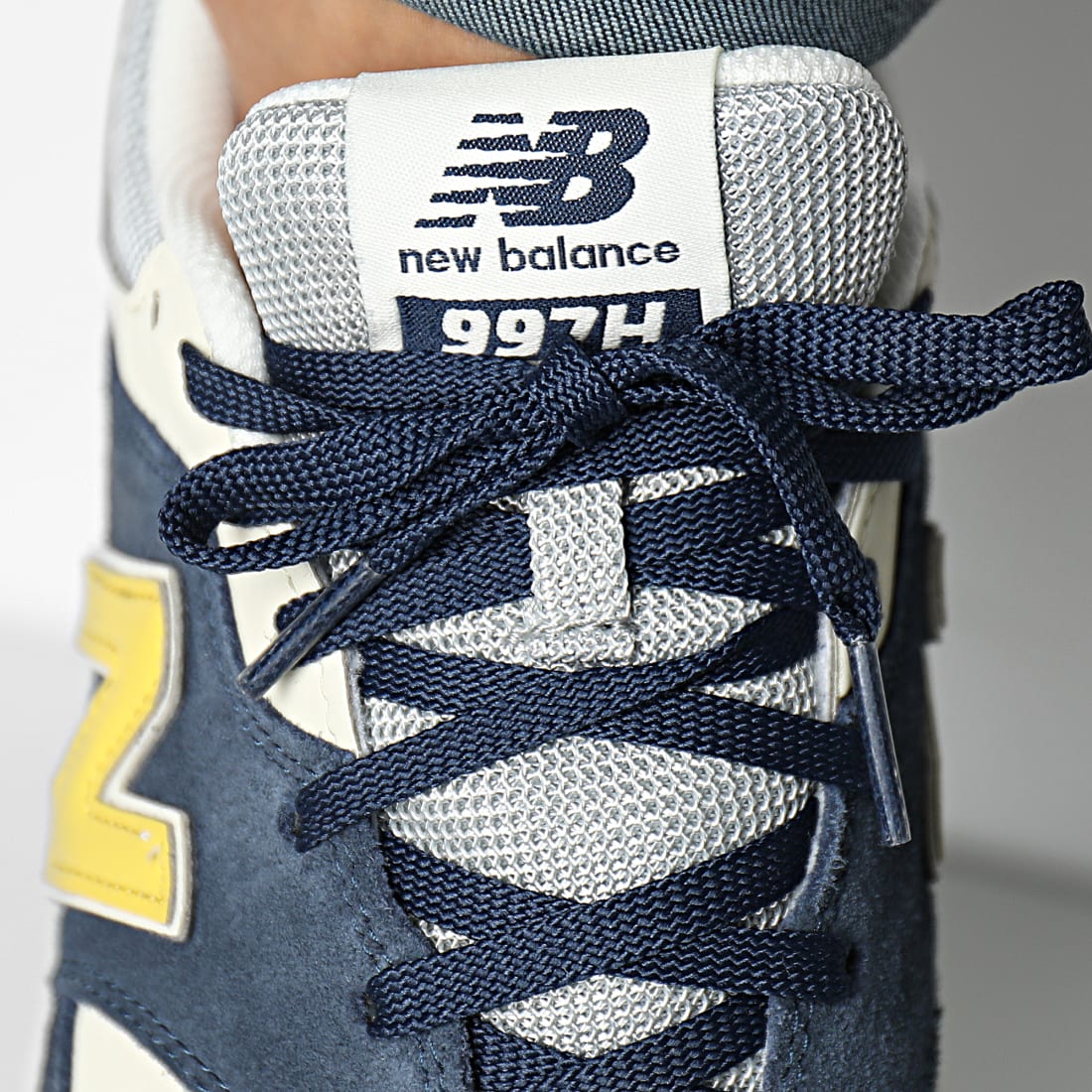 new balance bleu blanc rouge Cinosural International School
