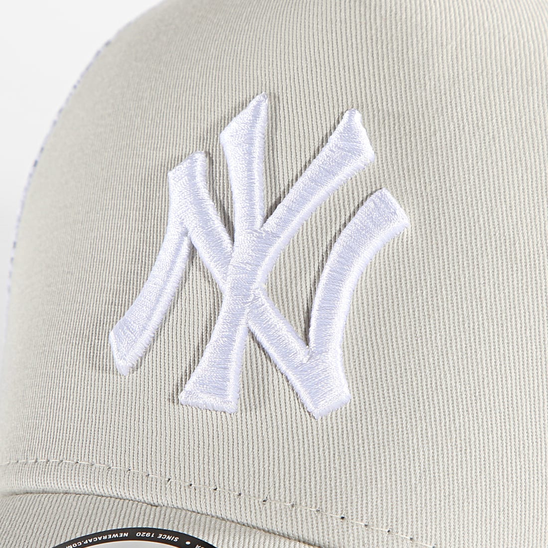 New Era - Casquette Trucker Essential Embroidered 940 New York Yankees  12500201 Camel Blanc 