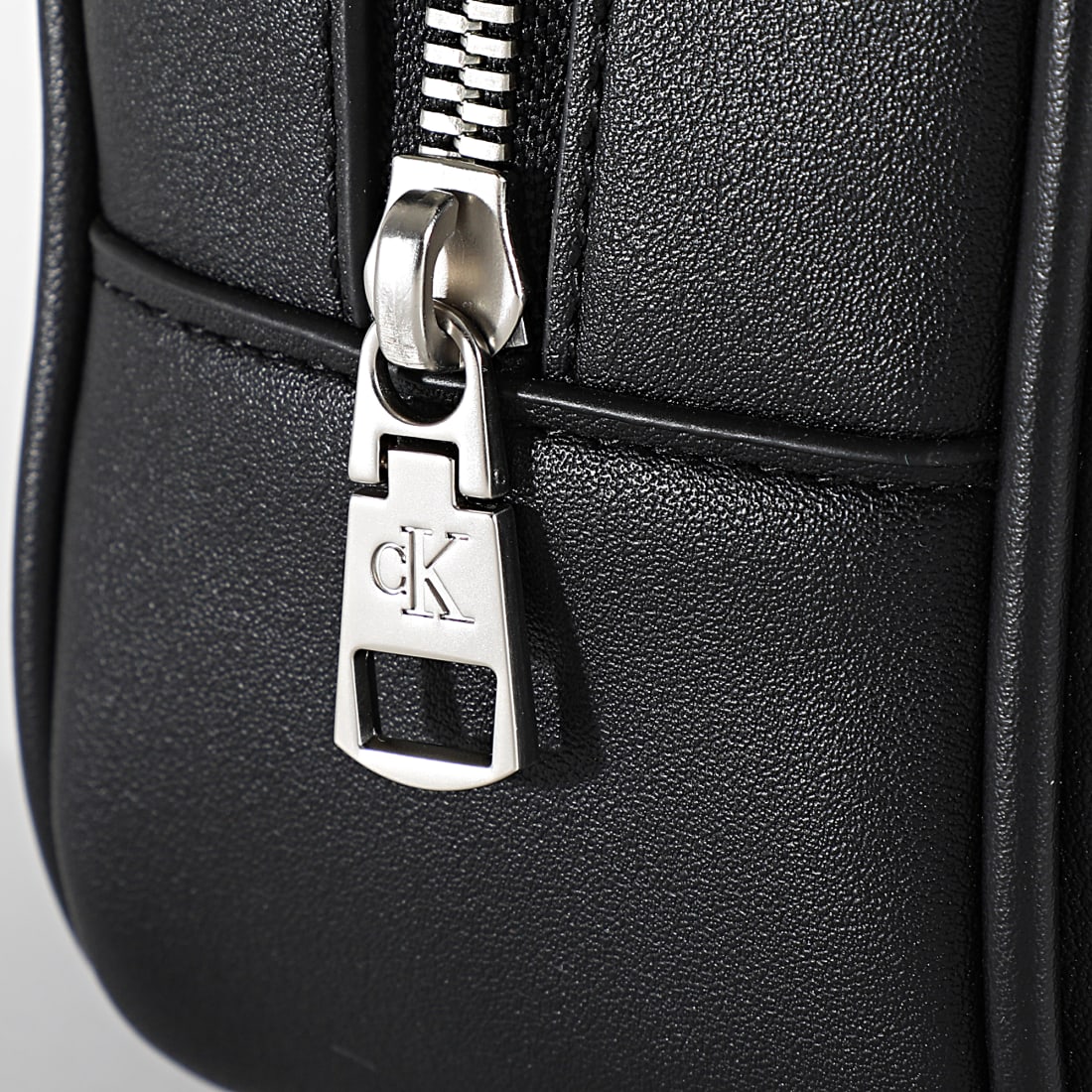 Calvin Klein Sac A Main Femme Sculpted Camera Bag 0275 Noir