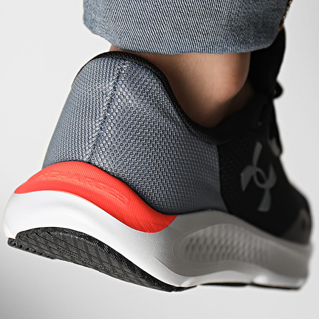 Under Armour Baskets Charged Pursuit 3 3025424 Noir Gris