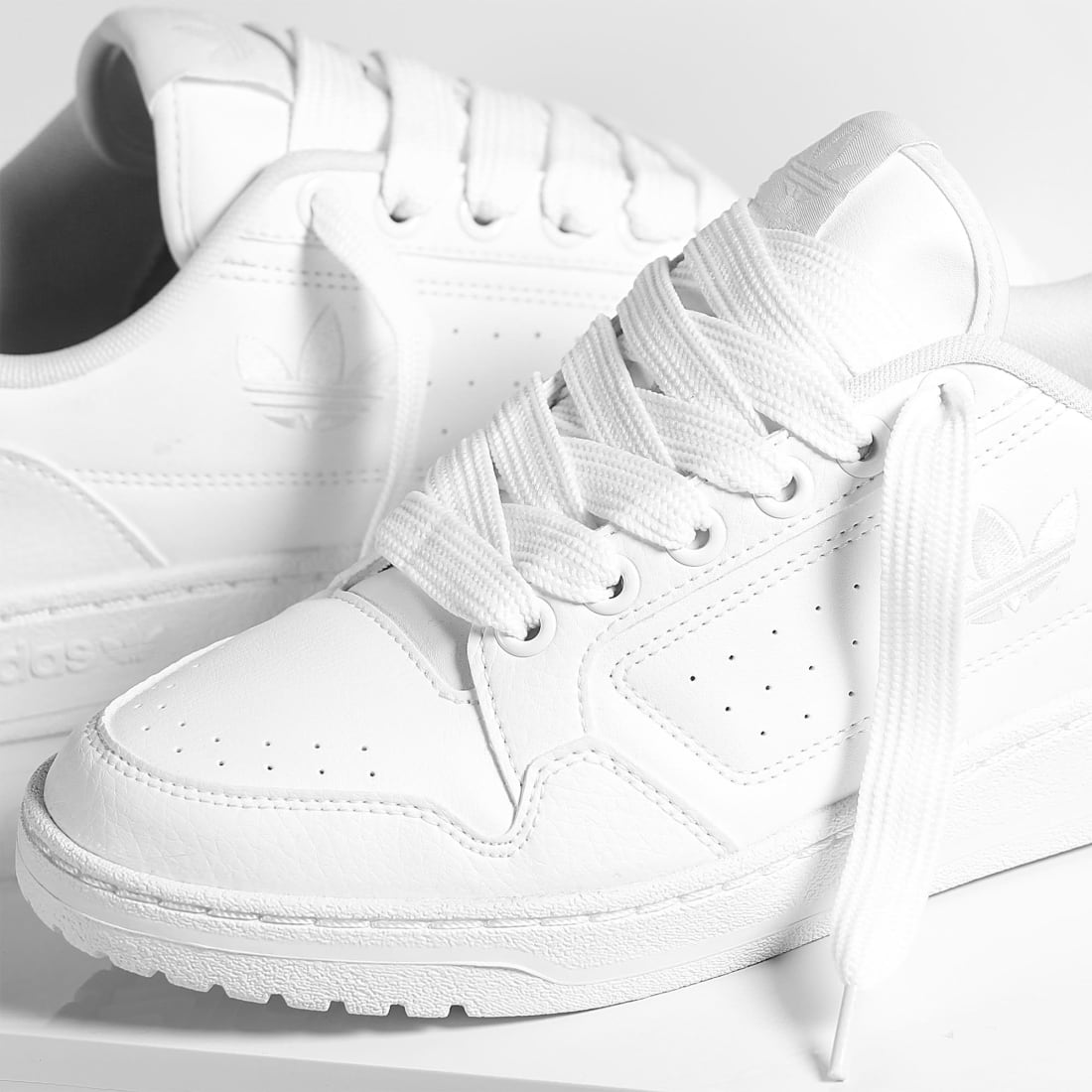 Adidas Originals - Baskets NY 90 Cloud White Core Black x Superlaced Gros  Lacet Blanc - LaBoutiqueOfficielle.com