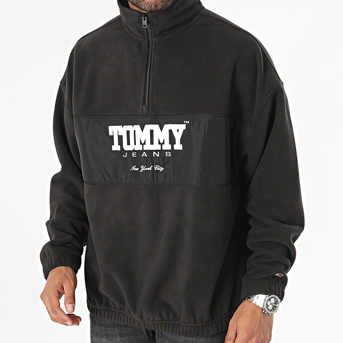 Tommy Jeans - Pull côtelé à col zippé et écusson - Noir