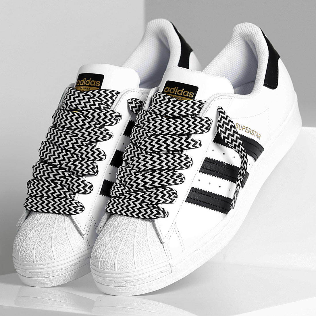 Baskets Adidas Superstar en cuir blanc et à lacets plats