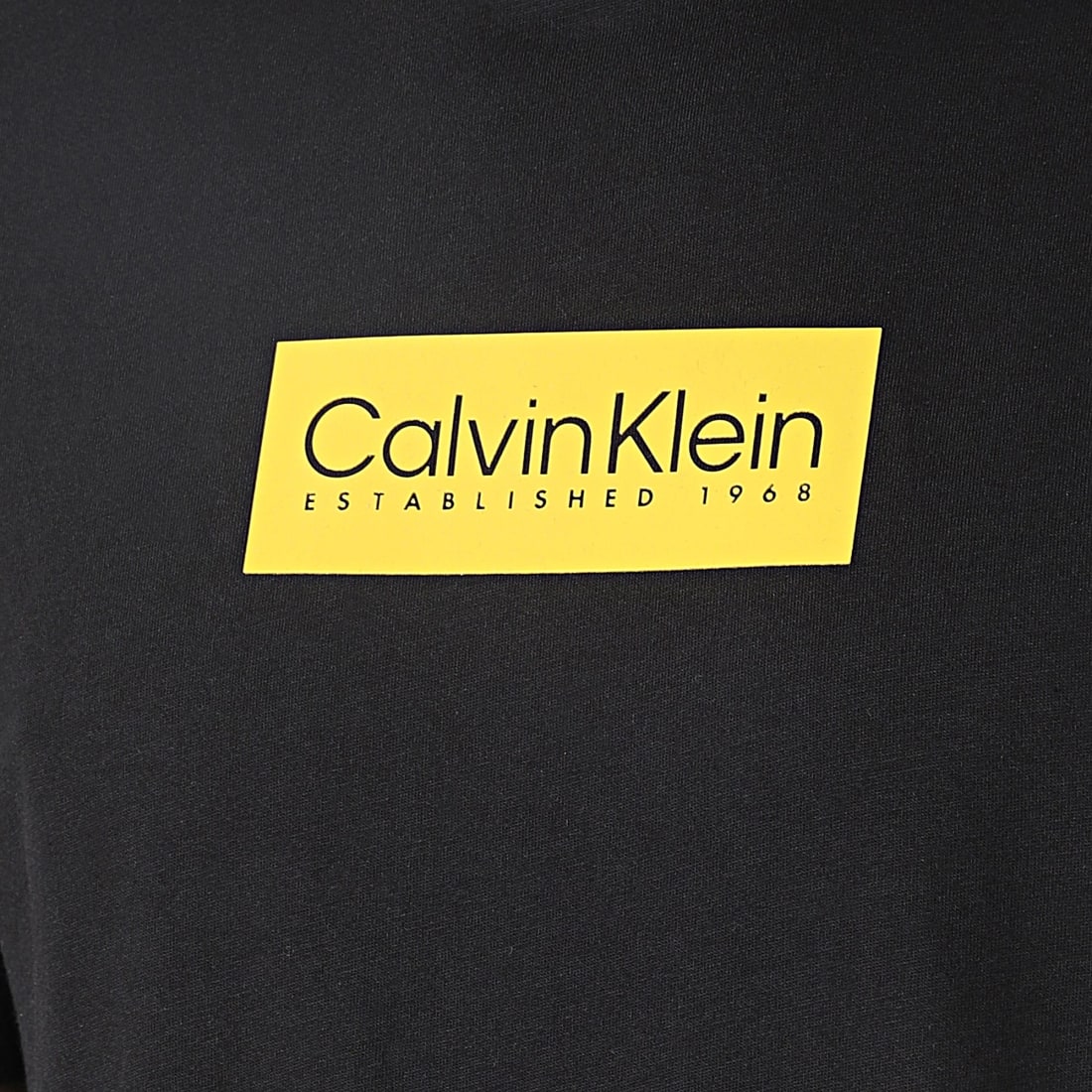 T-shirt col rond Calvin Klein Jeans noir logo floqué sur carré blan