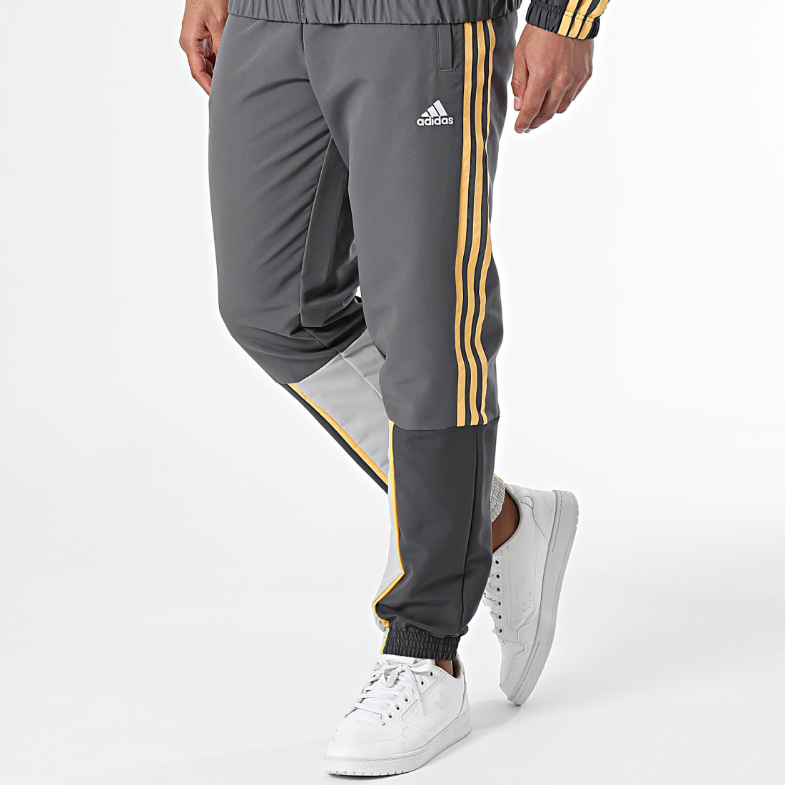 Ensemble survetement discount adidas gris