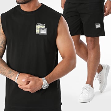 Femme Portant Des Lunettes De Soleil à Verres Bleus Et Un Débardeur