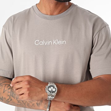 Calvin Klein - Tee Shirt Hero Logo Comfort 1346 Taupe