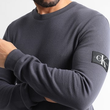 Calvin Klein - Sweat Crewneck Monogram Badge Waffle 3485 Gris Anthracite