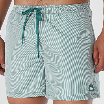 Quiksilver - Gestreifte Badeshorts Everyday Solid Volley EQYJV04120 Dunkelgrün Weiß