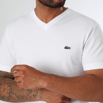 Lacoste - Tee Shirt Col V Regular Fit Logo Brodé Crocodile Blanc
