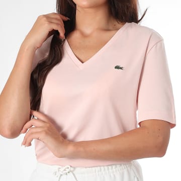 Lacoste - Tee Shirt Col V Femme Logo Brodé Crocodile Relaxed Fit Rose