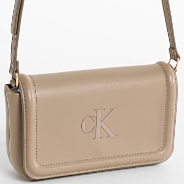 Calvin Klein - Sac A Main Femme Bold CK Flap Crossbody F1027 Camel Clair