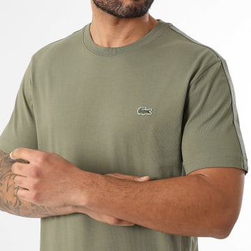 Lacoste - Camiseta A Bandas Corte Regular Logo Bordado Cocodrilo Verde Kaki