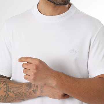 Lacoste - Tee Shirt Regular Fit Logo Brodé Crocodile Ton Sur Ton Blanc