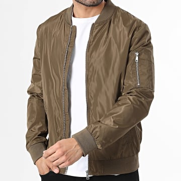 Frilivin - <div style="display: block; width: 100%; margin-bottom: 24px; margin-left: 5px;">
<p><span style="color: #4d4d4d; font-weight: 500; font-size: 1.2em">Nova Coleção New Brams by Frilivin 2026</span></p>
</div>
<ul class="flex-container" style="display: flex; list-style: none; flex-flow: wrap; justify-content: flex-start; align-items: flex-start; margin: auto; padding: 0; line-height: 20px; width: 150%;">
<li class="flex-item" style="width: 300px; height: auto; align-self: flex-start; margin: 0 5px 25px 5px;">
<p><br /><br />• Casaco bomber tendência <br />• Fecho por zip metálico<br />• Bolsos laterais com botão de pressão<br />• Bolso interior<br />• Cintura e punhos elásticos<br />• Multipocket com fecho na manga</p>
</li>
<li class="flex-item" style="width: 300px; height: auto; align-self: flex-start; margin: 0 5px 25px 5px;">
<p><span style="color: #666666;">TAMANHO E CORTE</span><br /><br />Corte clássico<br />Este produto veste normalmente<br />Escolha o seu tamanho habitual<br />Altura do manequim: 1,81m<br />O modelo apresentado é um tamanho M</p>
</li>
<li class="flex-item" style="width: 280px; height: auto; align-self: flex-start; margin: 0 5px 25px 5px;">
<p><span style="color: #666666;">COMPOSIÇÃO E CUIDADOS</span><br /><br />100% Poliéster <br />Lavável à máquina a 30°</p>
<div style="display: table; height: 56px; margin-top: 15px;">
<div style="display: table-cell; width: 56px;"><img style="width: 100%; object-fit: contain;" title="Produto Oficial" src="../../../../media/logo/pictoff.png" alt="Produto Oficial" /></div>
<div style="display: table-cell; vertical-align: middle;">
<p style="margin-left: 15px; font-size: 10pt; color: #4d4d4d;"><em>Produto certificado autêntico pela Ryses</em></p>
</div>
</div>
</li>
</ul>