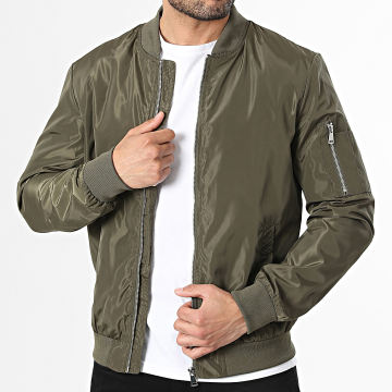 Frilivin - <div style="display: block; width: 100%; margin-bottom: 24px; margin-left: 5px;">
<p><span style="color: #4d4d4d; font-weight: 500; font-size: 1.2em">Nova Coleção New Brams by Frilivin 2026</span></p>
</div>
<ul class="flex-container" style="display: flex; list-style: none; flex-flow: wrap; justify-content: flex-start; align-items: flex-start; margin: auto; padding: 0; line-height: 20px; width: 150%;">
<li class="flex-item" style="width: 300px; height: auto; align-self: flex-start; margin: 0 5px 25px 5px;">
<p><br /><br />• Casaco bomber tendência <br />• Fecho por zip metálico<br />• Bolsos laterais com botão de pressão<br />• Bolso interior<br />• Cintura e punhos elásticos<br />• Multipocket com fecho na manga</p>
</li>
<li class="flex-item" style="width: 300px; height: auto; align-self: flex-start; margin: 0 5px 25px 5px;">
<p><span style="color: #666666;">TAMANHO E CORTE</span><br /><br />Corte clássico<br />Este produto veste normalmente<br />Escolha o seu tamanho habitual<br />Altura do manequim: 1,81m<br />O modelo apresentado é um tamanho M</p>
</li>
<li class="flex-item" style="width: 280px; height: auto; align-self: flex-start; margin: 0 5px 25px 5px;">
<p><span style="color: #666666;">COMPOSIÇÃO E CUIDADOS</span><br /><br />100% Poliéster <br />Lavável à máquina a 30°</p>
<div style="display: table; height: 56px; margin-top: 15px;">
<div style="display: table-cell; width: 56px;"><img style="width: 100%; object-fit: contain;" title="Produto Oficial" src="../../../../media/logo/pictoff.png" alt="Produto Oficial" /></div>
<div style="display: table-cell; vertical-align: middle;">
<p style="margin-left: 15px; font-size: 10pt; color: #4d4d4d;"><em>Produto certificado autêntico pela Ryses</em></p>
</div>
</div>
</li>
</ul>