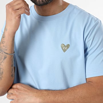 Luxury Lovers - Camiseta Oversize Grande Khaki Heart Embroidery Azul Claro