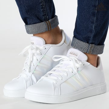 https://laboutiqueofficielle-res.cloudinary.com/image/upload/v1627638668/Desc/Watermark/adidas_performance.svg Adidas Sportswear - Baskets Femme Grand Court 2 GY2326 Footwear White Iridescent