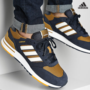 https://laboutiqueofficielle-res.cloudinary.com/image/upload/v1627638668/Desc/Watermark/adidas_performance.svg Adidas Sportswear - Baskets Run 80s ID1878 Brown Off White Legacy Ink