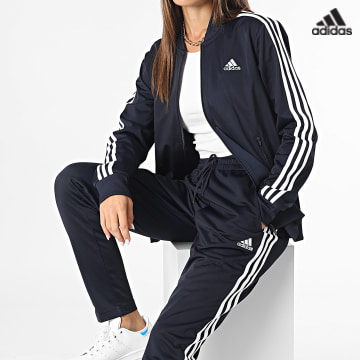 https://laboutiqueofficielle-res.cloudinary.com/image/upload/v1627638668/Desc/Watermark/adidas_performance.svg Adidas Sportswear - Ensemble De Survetement A Bandes Femme 3 Stripes IJ8782 Bleu Marine