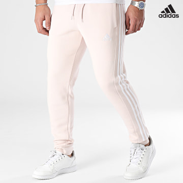 https://laboutiqueofficielle-res.cloudinary.com/image/upload/v1627638668/Desc/Watermark/adidas_performance.svg Adidas Sportswear - Pantalon Jogging A Bandes 3 Stripes IX2372 Rose