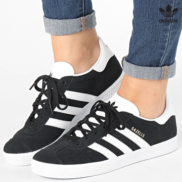 https://laboutiqueofficielle-res.cloudinary.com/image/upload/v1627646526/Desc/Watermark/3adidas_orginal.svg Adidas Originals - Baskets Femme Gazelle BB2502 Core Black White
