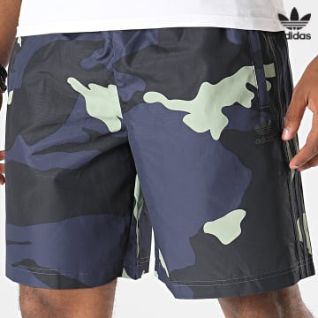 https://laboutiqueofficielle-res.cloudinary.com/image/upload/v1627646526/Desc/Watermark/3adidas_orginal.svg Adidas Originals - Short Jogging A Bandes Graphics HF4872 Bleu Marine Camouflage