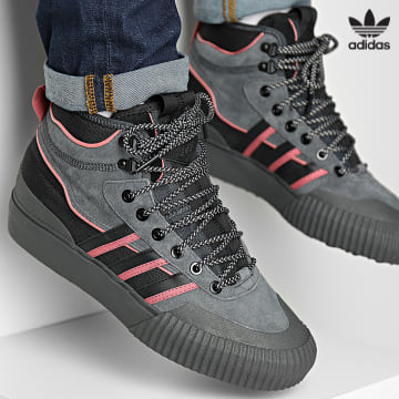 https://laboutiqueofficielle-res.cloudinary.com/image/upload/v1627646526/Desc/Watermark/3adidas_orginal.svg Adidas Originals - Baskets Akando ATR GX2066 Core Black Wonder Red Carbon